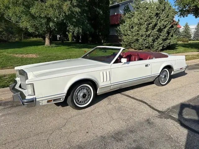 Lincoln-Other-1977-White-Red