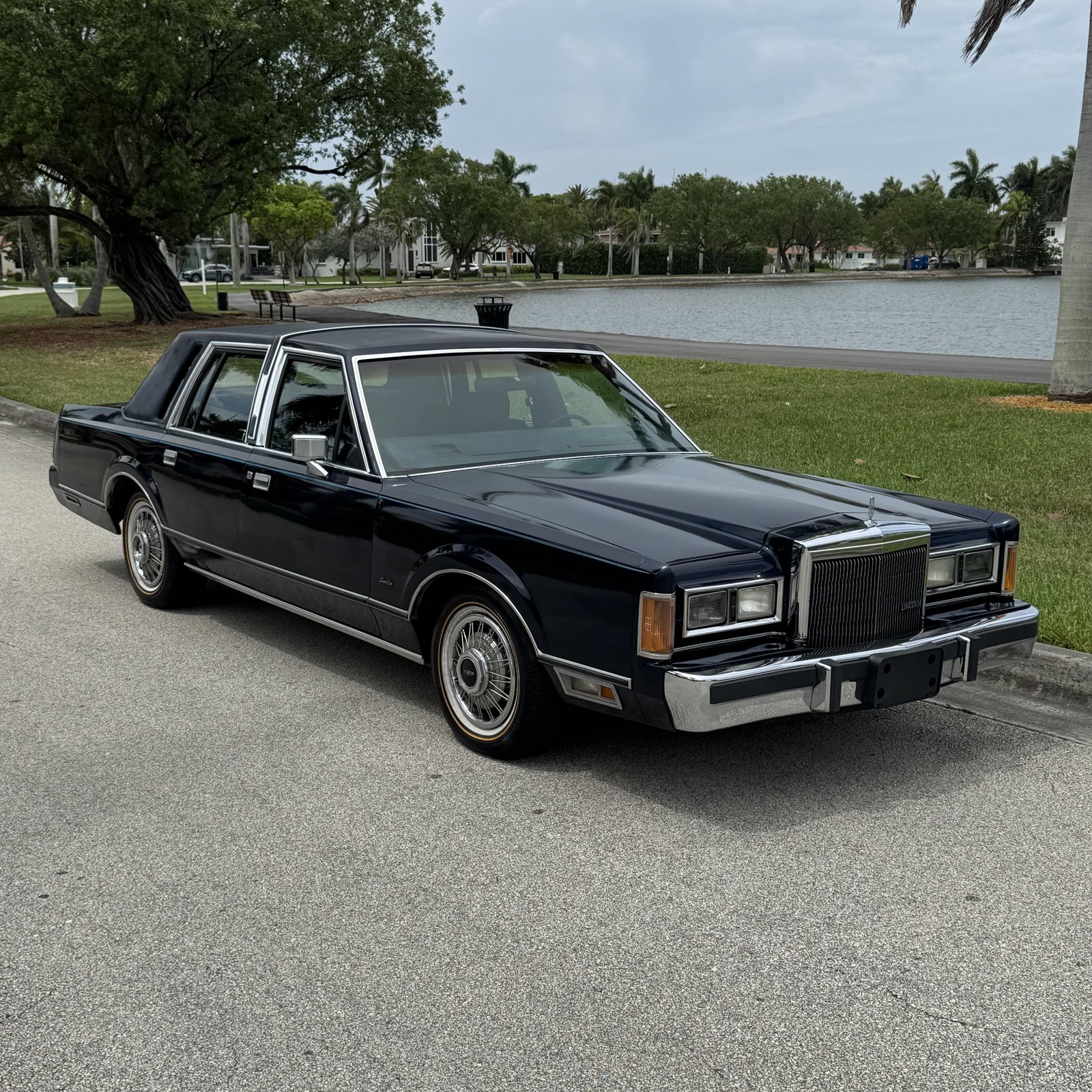 Lincoln-Town-Car-1989-Sedan-1