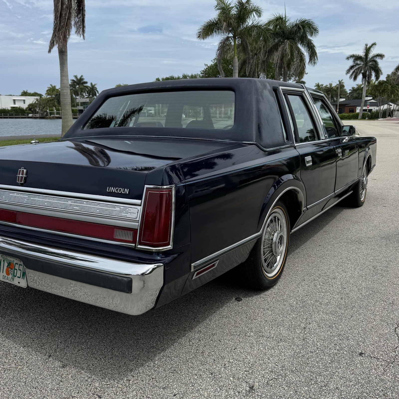 Lincoln-Town-Car-1989-Sedan-10