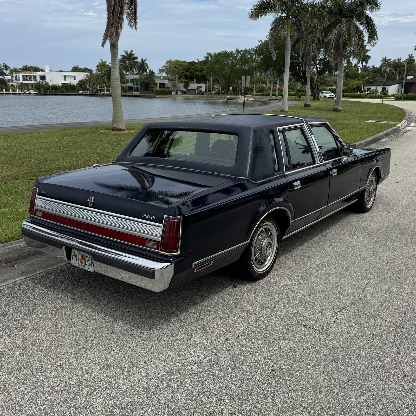 Lincoln-Town-Car-1989-Sedan-11