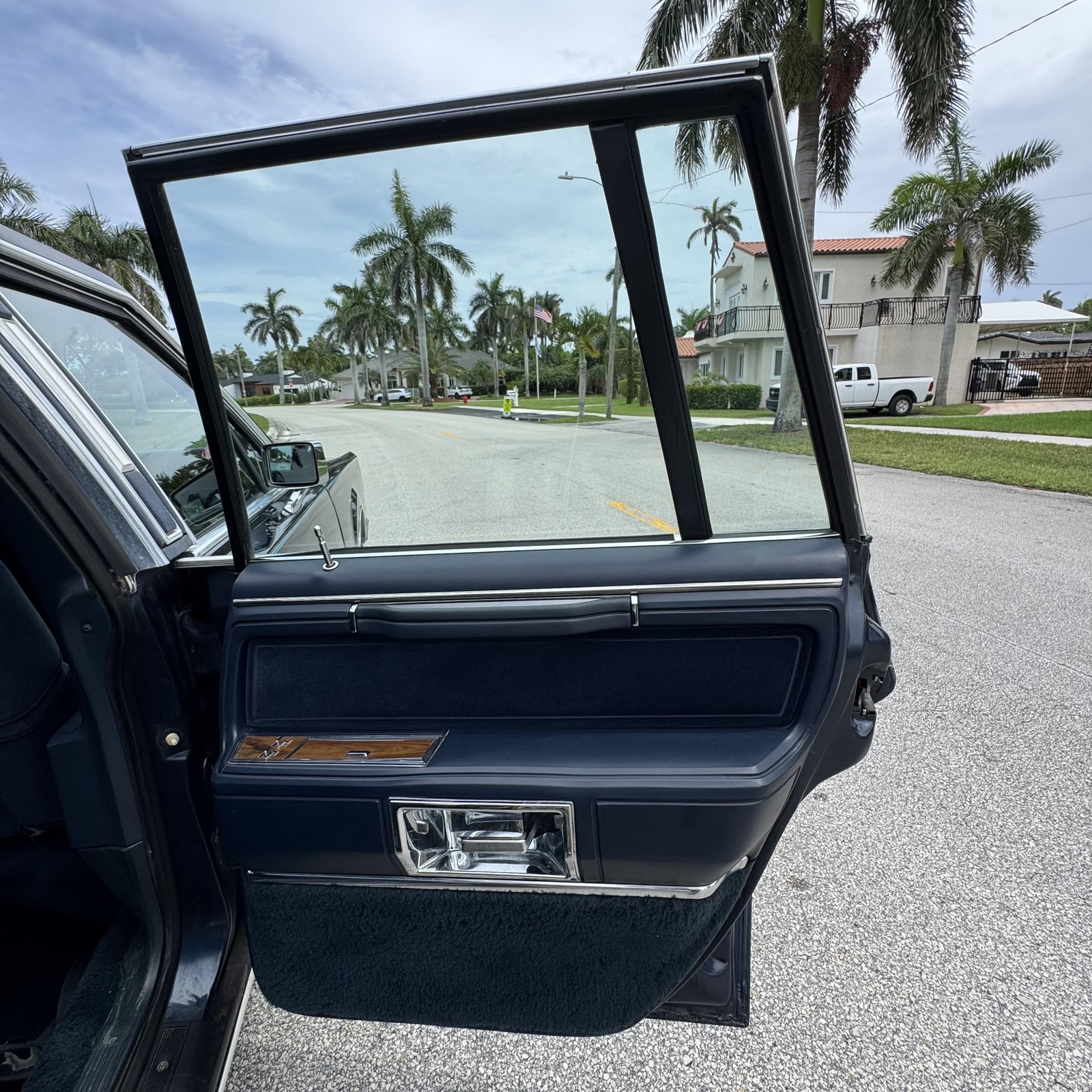 Lincoln-Town-Car-1989-Sedan-14