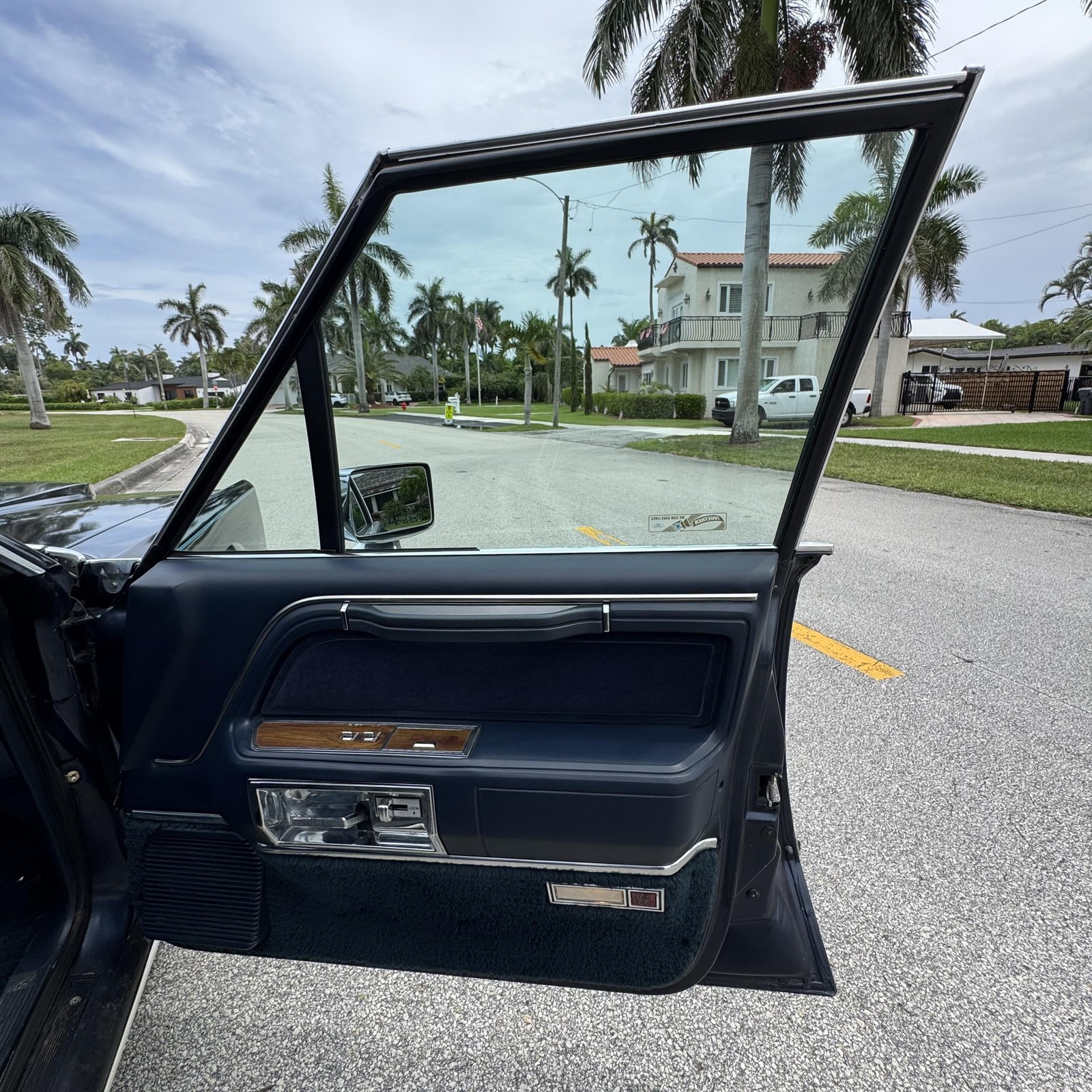 Lincoln-Town-Car-1989-Sedan-15