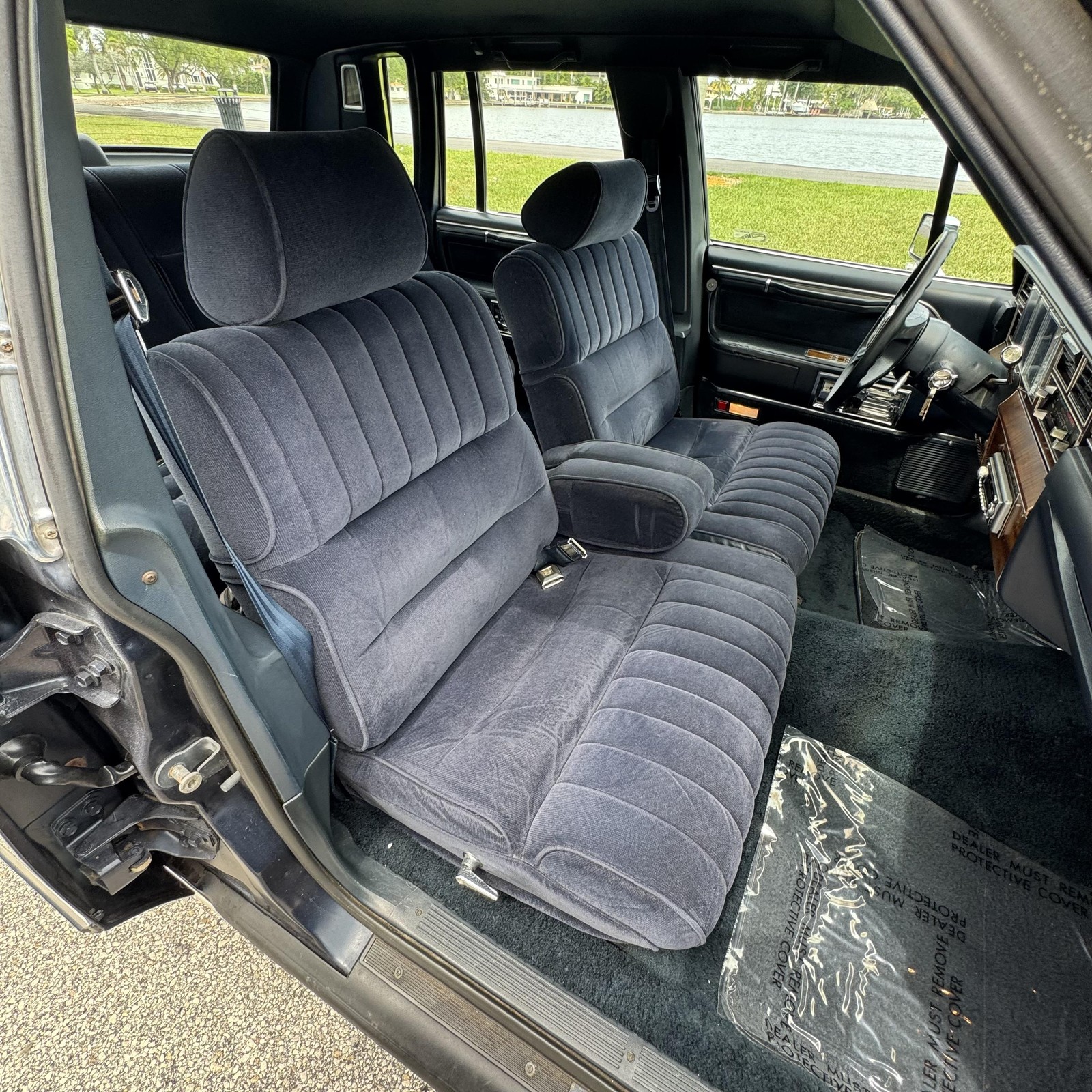 Lincoln-Town-Car-1989-Sedan-16