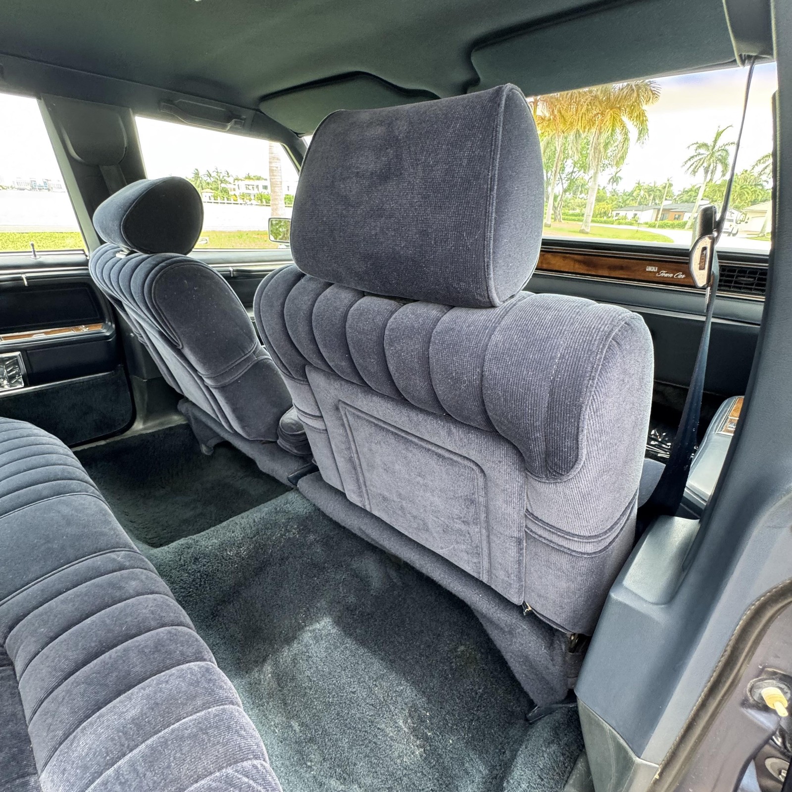 Lincoln-Town-Car-1989-Sedan-17