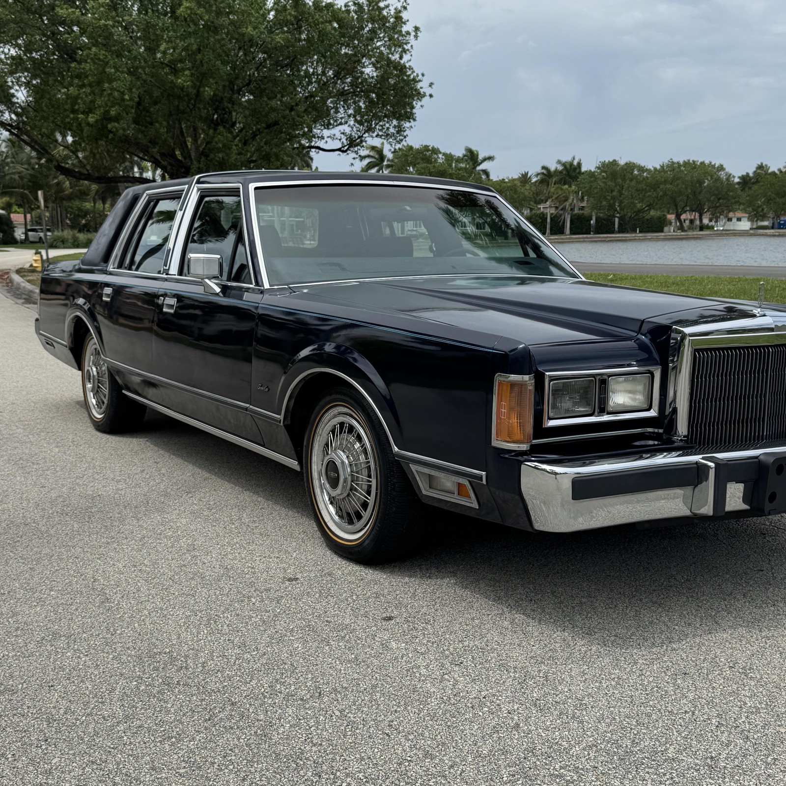 Lincoln-Town-Car-1989-Sedan-2