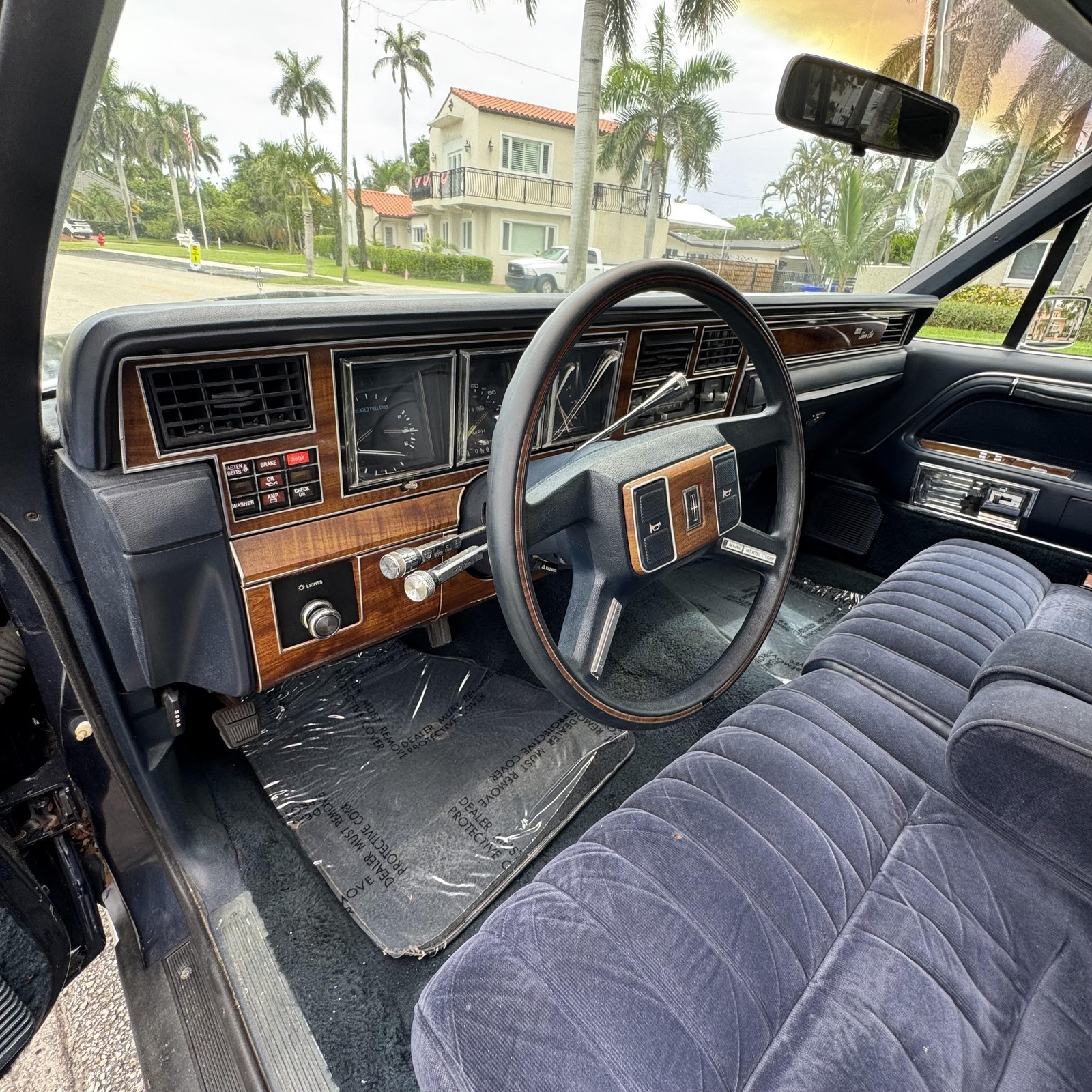 Lincoln-Town-Car-1989-Sedan-22