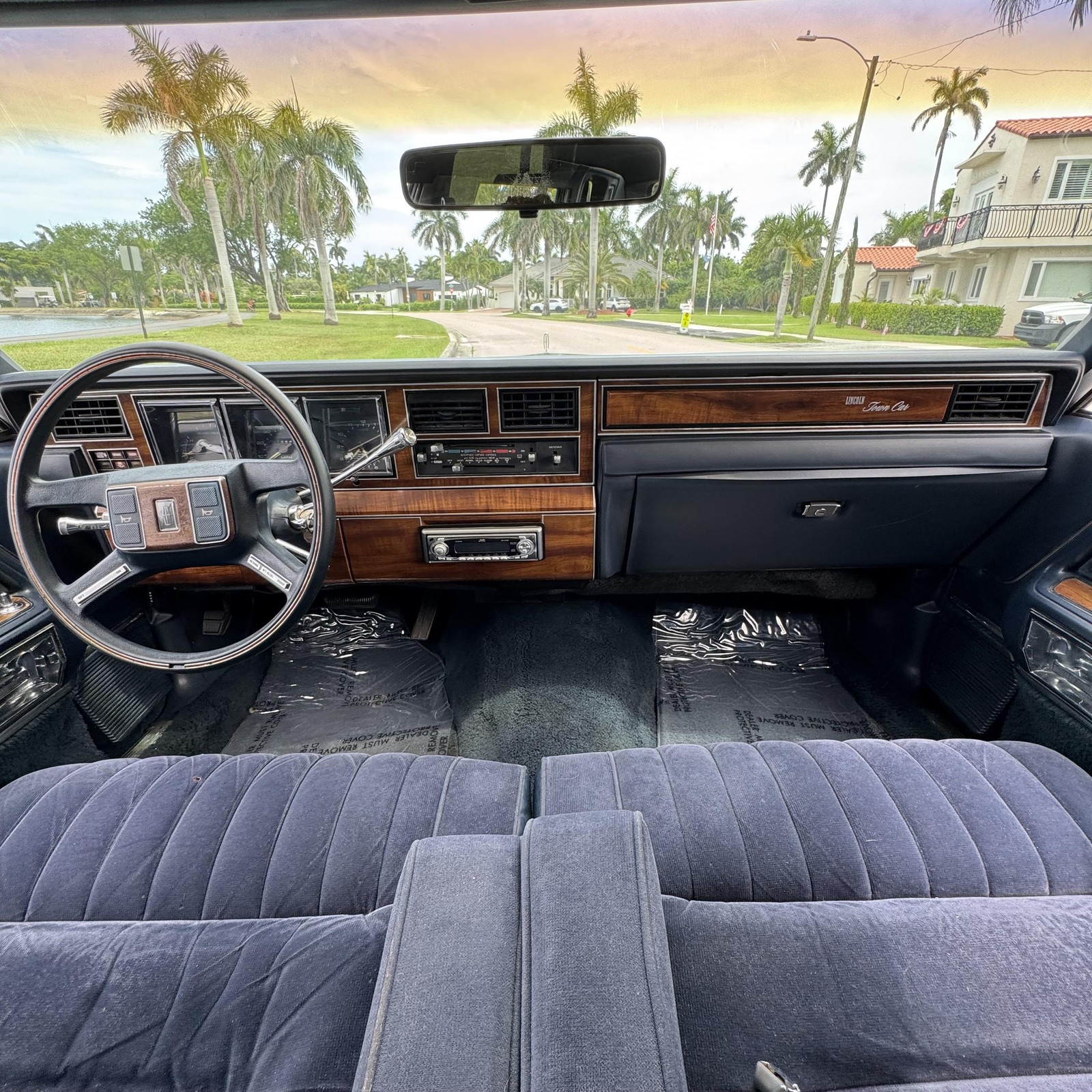 Lincoln-Town-Car-1989-Sedan-23