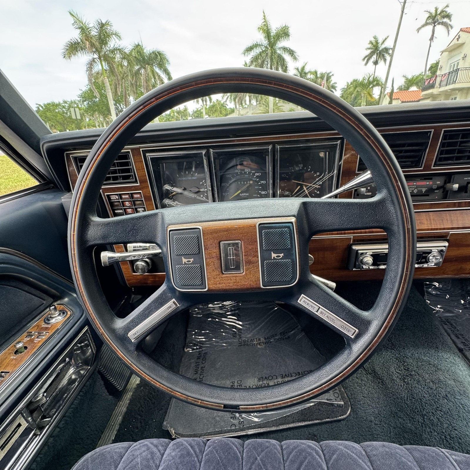 Lincoln-Town-Car-1989-Sedan-24
