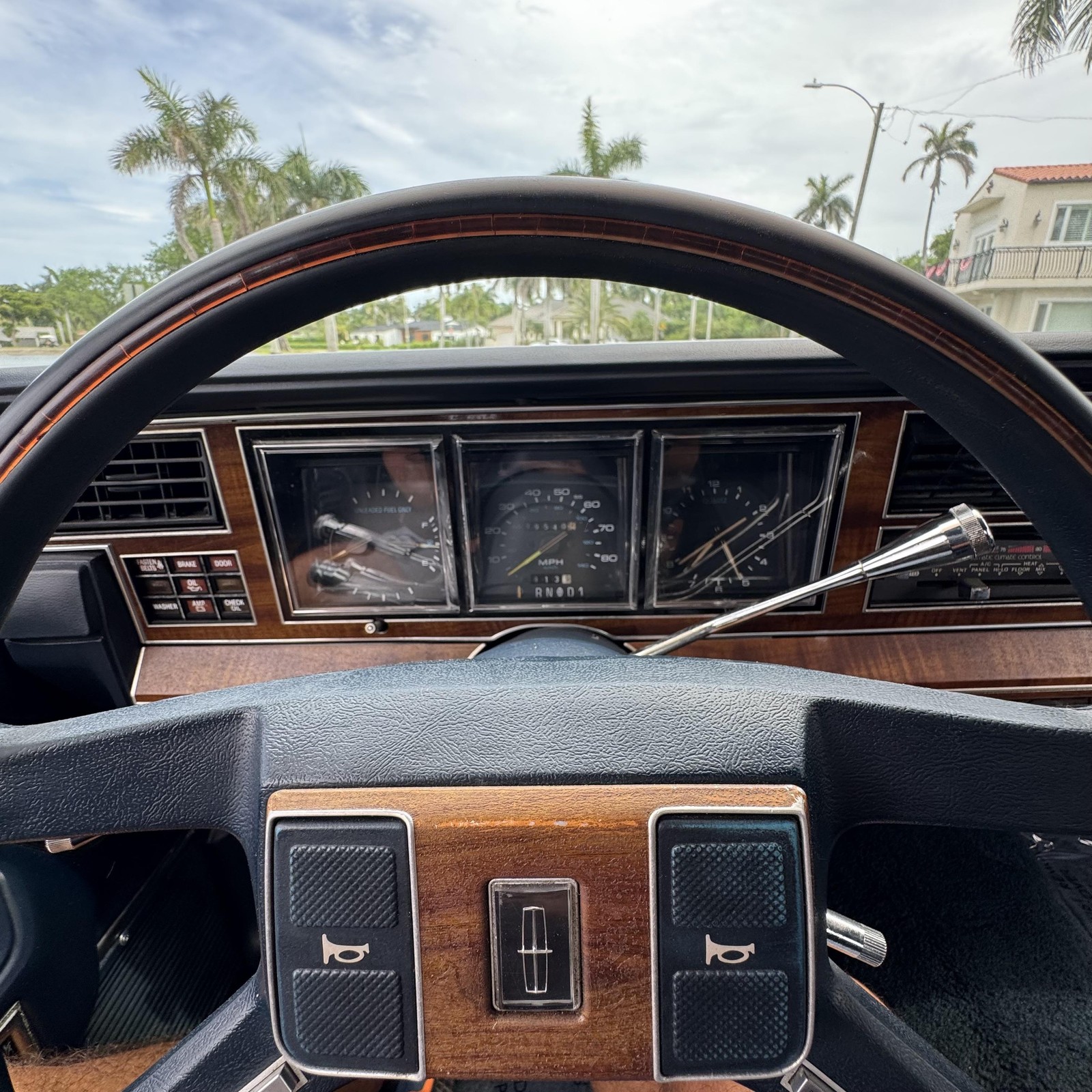 Lincoln-Town-Car-1989-Sedan-25