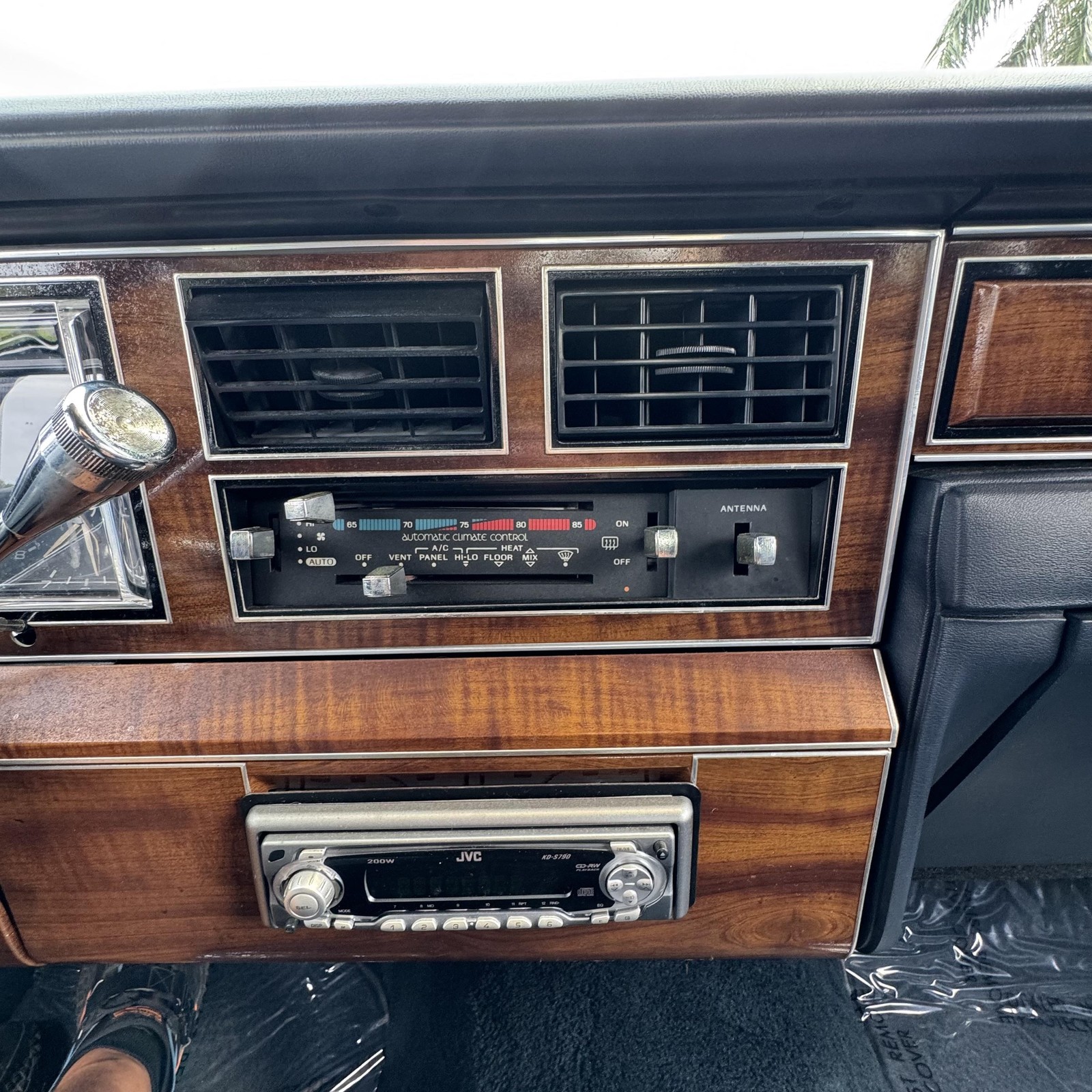 Lincoln-Town-Car-1989-Sedan-28