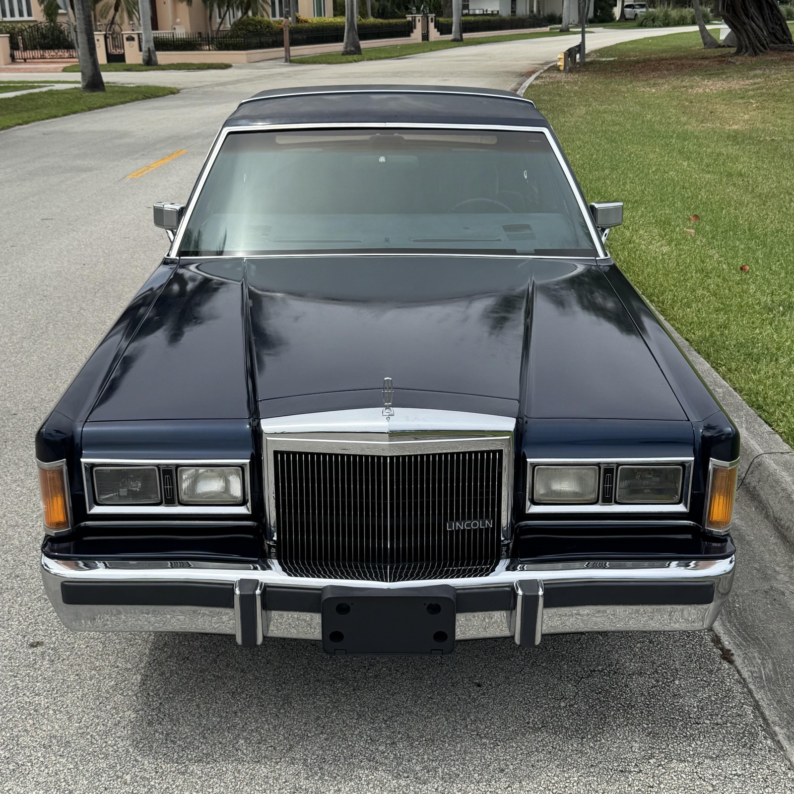 Lincoln-Town-Car-1989-Sedan-3