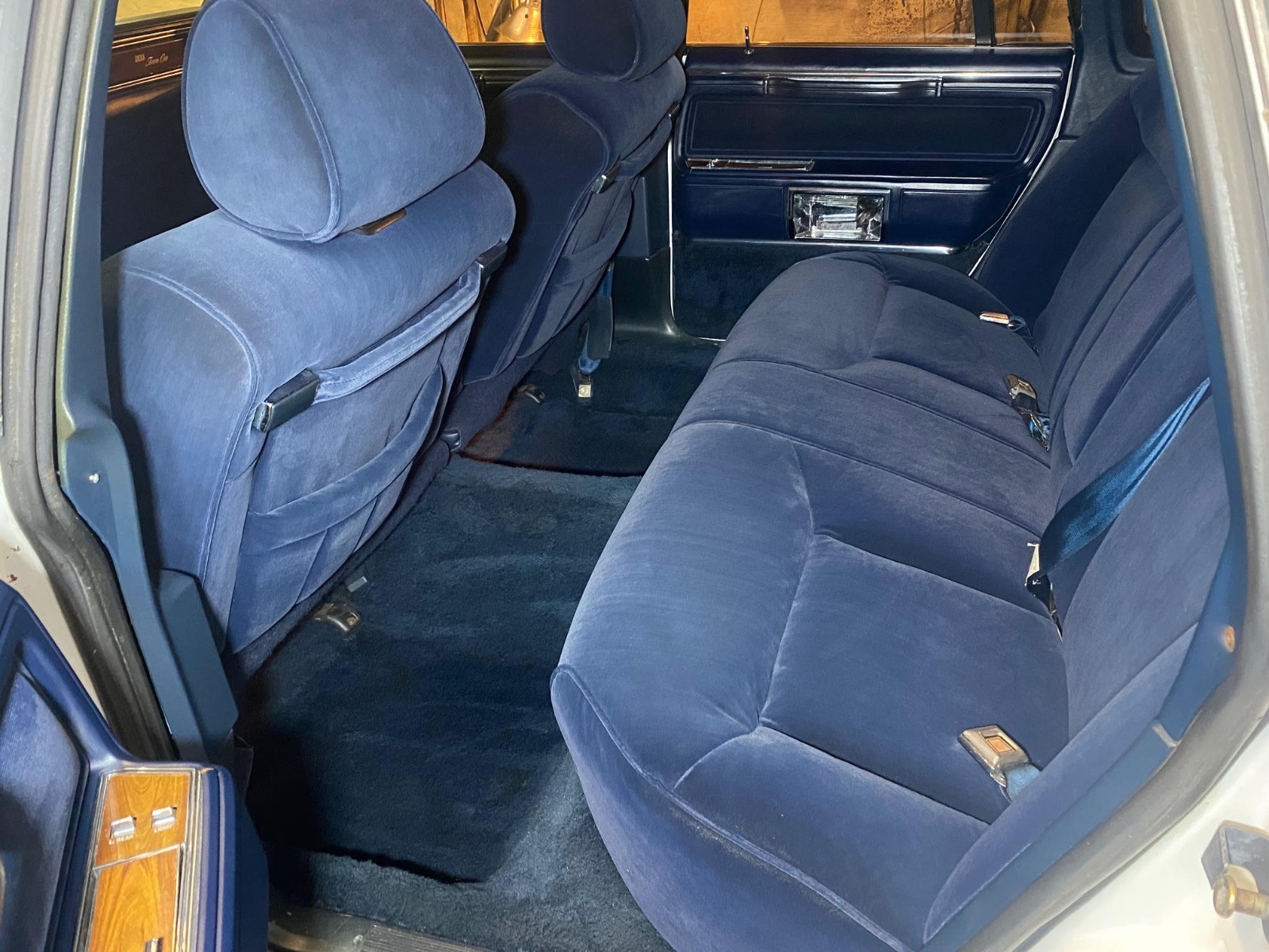 Lincoln-Town-Car-1989-Sedan-3