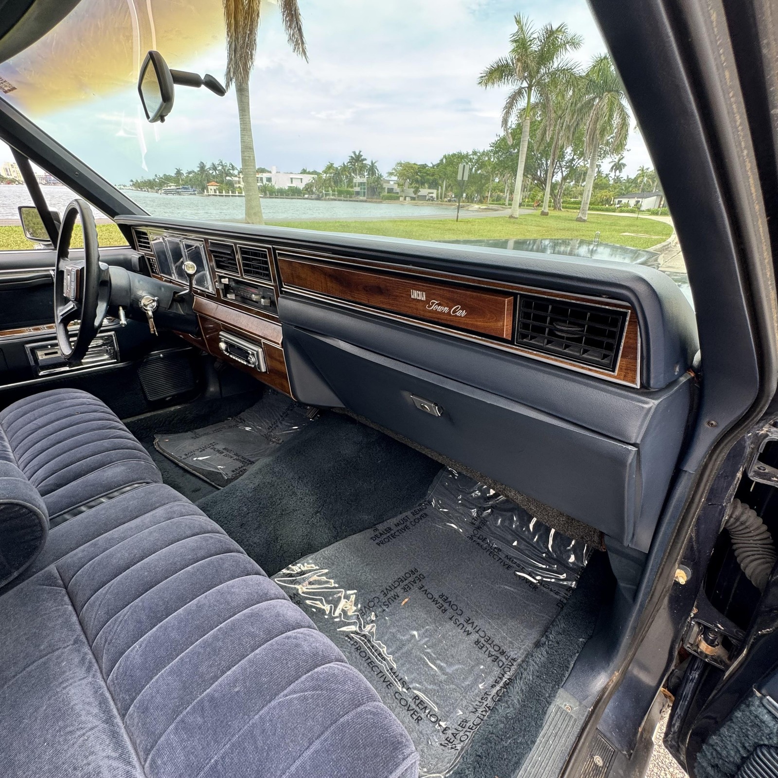 Lincoln-Town-Car-1989-Sedan-30