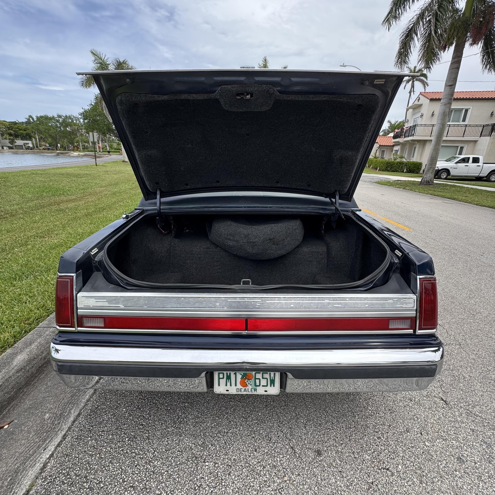 Lincoln-Town-Car-1989-Sedan-34