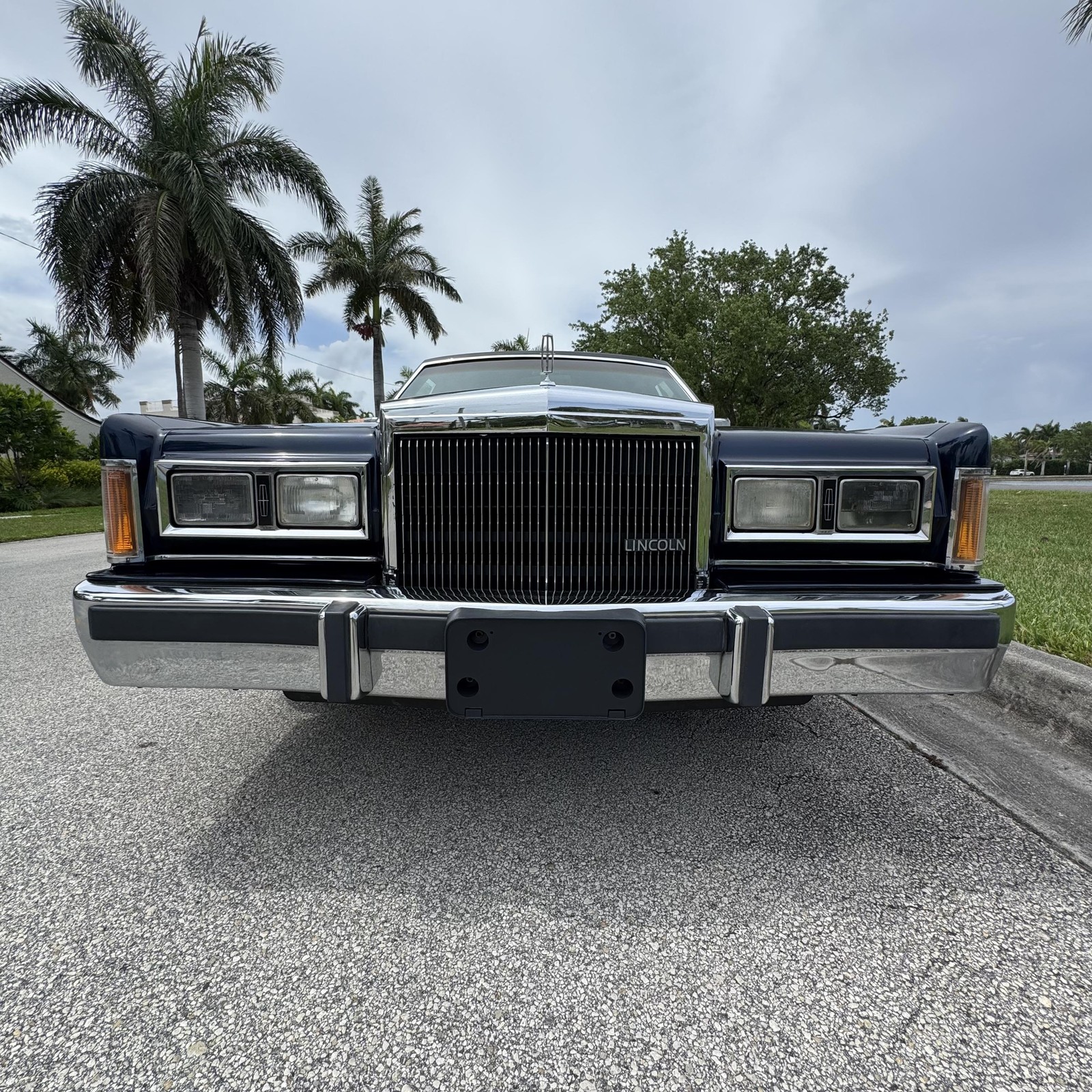 Lincoln-Town-Car-1989-Sedan-36