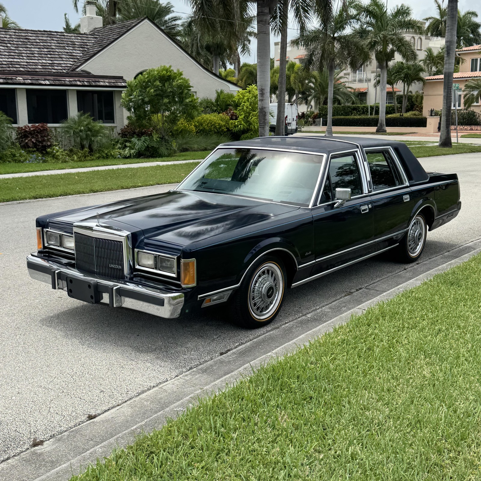 Lincoln-Town-Car-1989-Sedan-5
