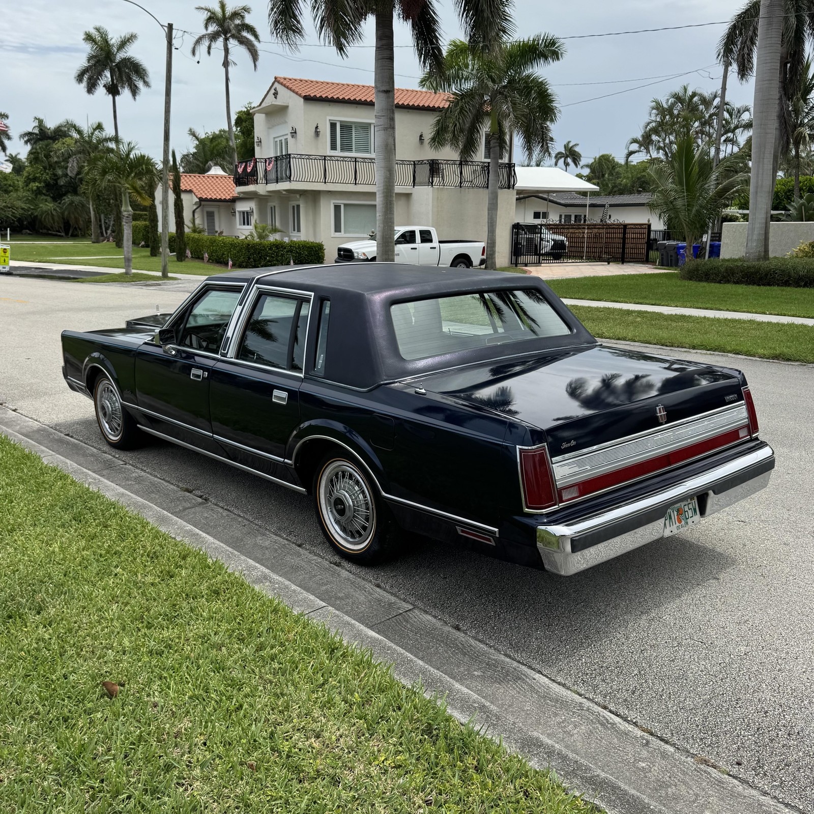 Lincoln-Town-Car-1989-Sedan-7