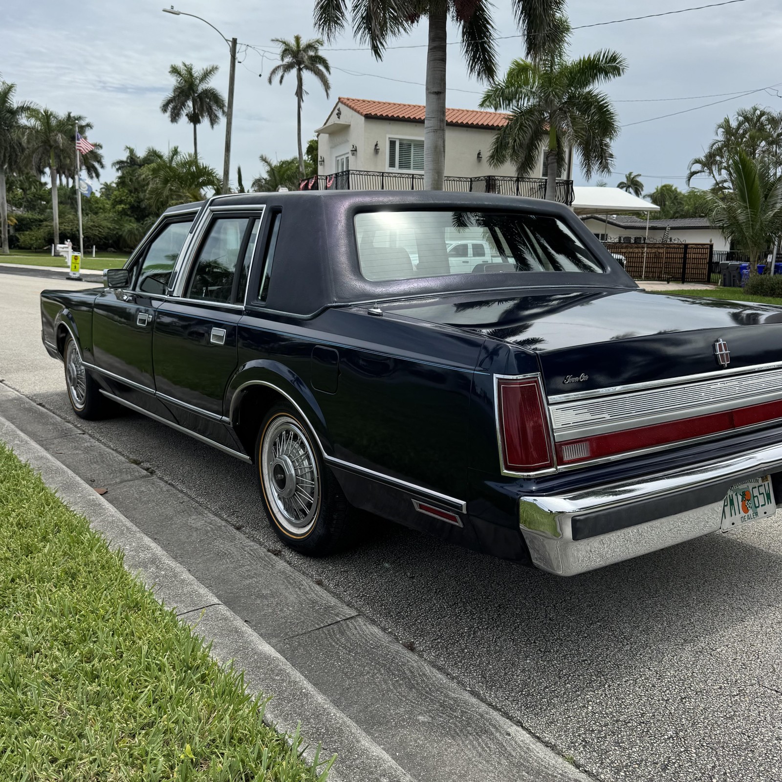 Lincoln-Town-Car-1989-Sedan-8