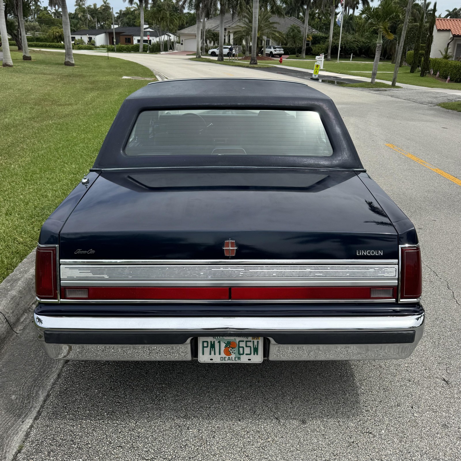Lincoln-Town-Car-1989-Sedan-9