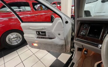 Lincoln-Town-Car-1992-Signature-President-10