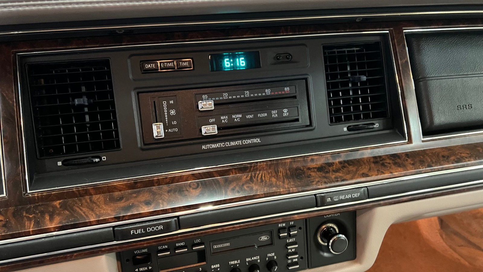 Lincoln-Town-Car-1992-Signature-President-7