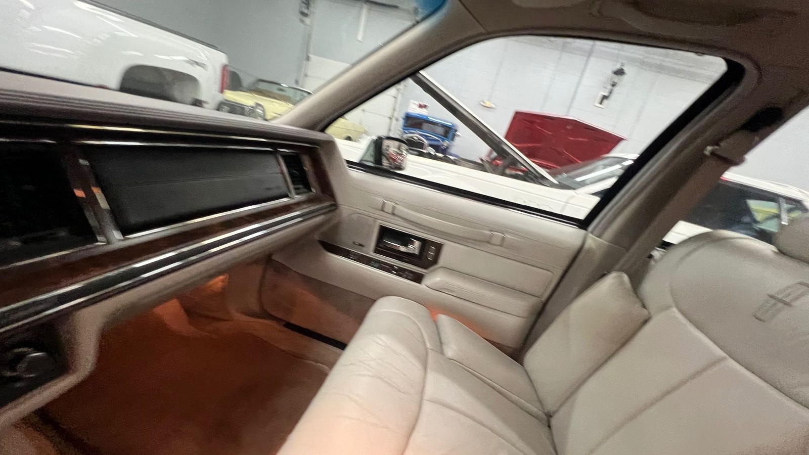 Lincoln-Town-Car-1992-Signature-President-9