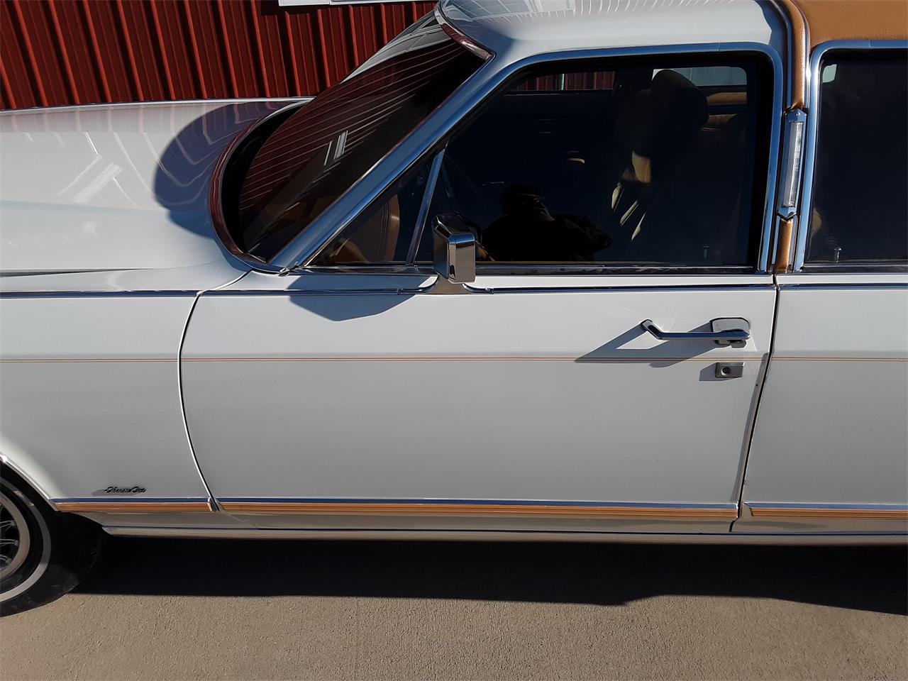 Lincoln-Town-car-1978-White-Gold-13