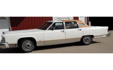 Lincoln-Town-car-1978-White-Gold-2