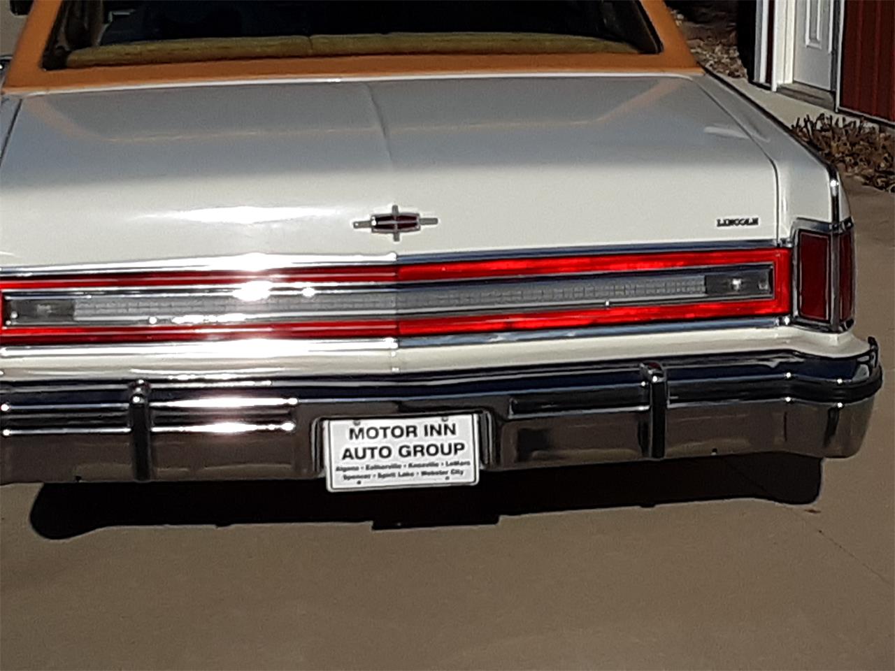 Lincoln-Town-car-1978-White-Gold-3