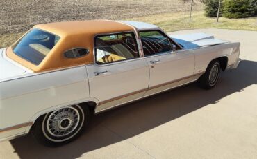 Lincoln-Town-car-1978-White-Gold-4