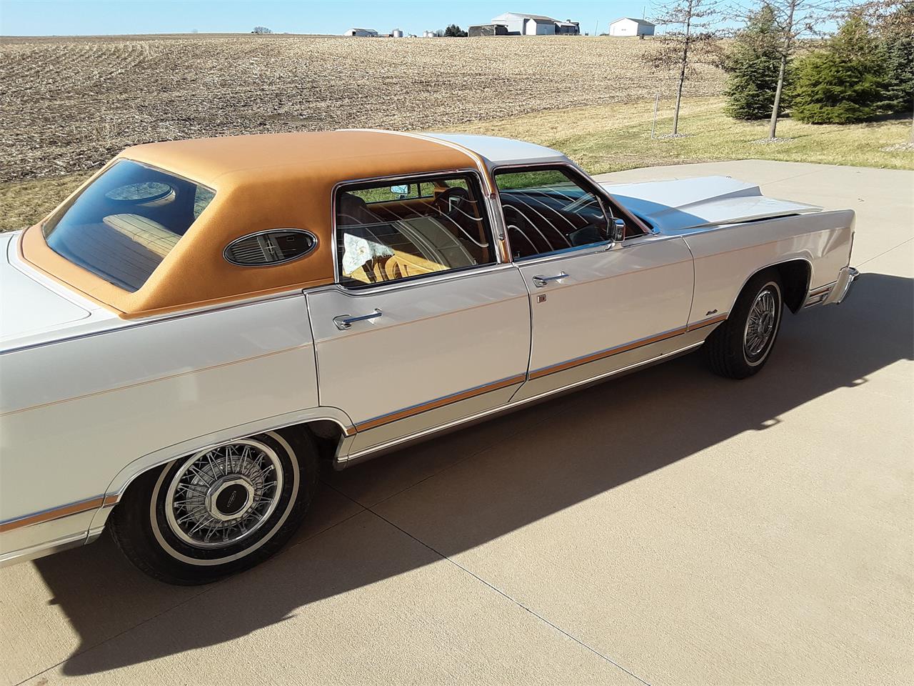 Lincoln-Town-car-1978-White-Gold-4