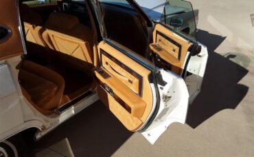Lincoln-Town-car-1978-White-Gold-6