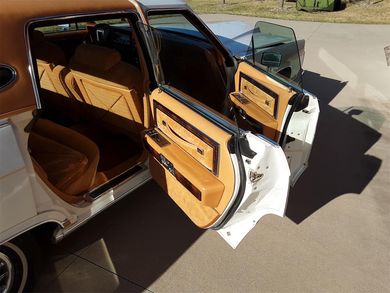 Lincoln-Town-car-1978-White-Gold-6