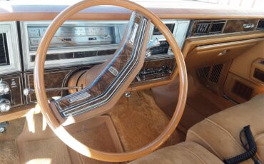 Lincoln-Town-car-1978-White-Gold-7