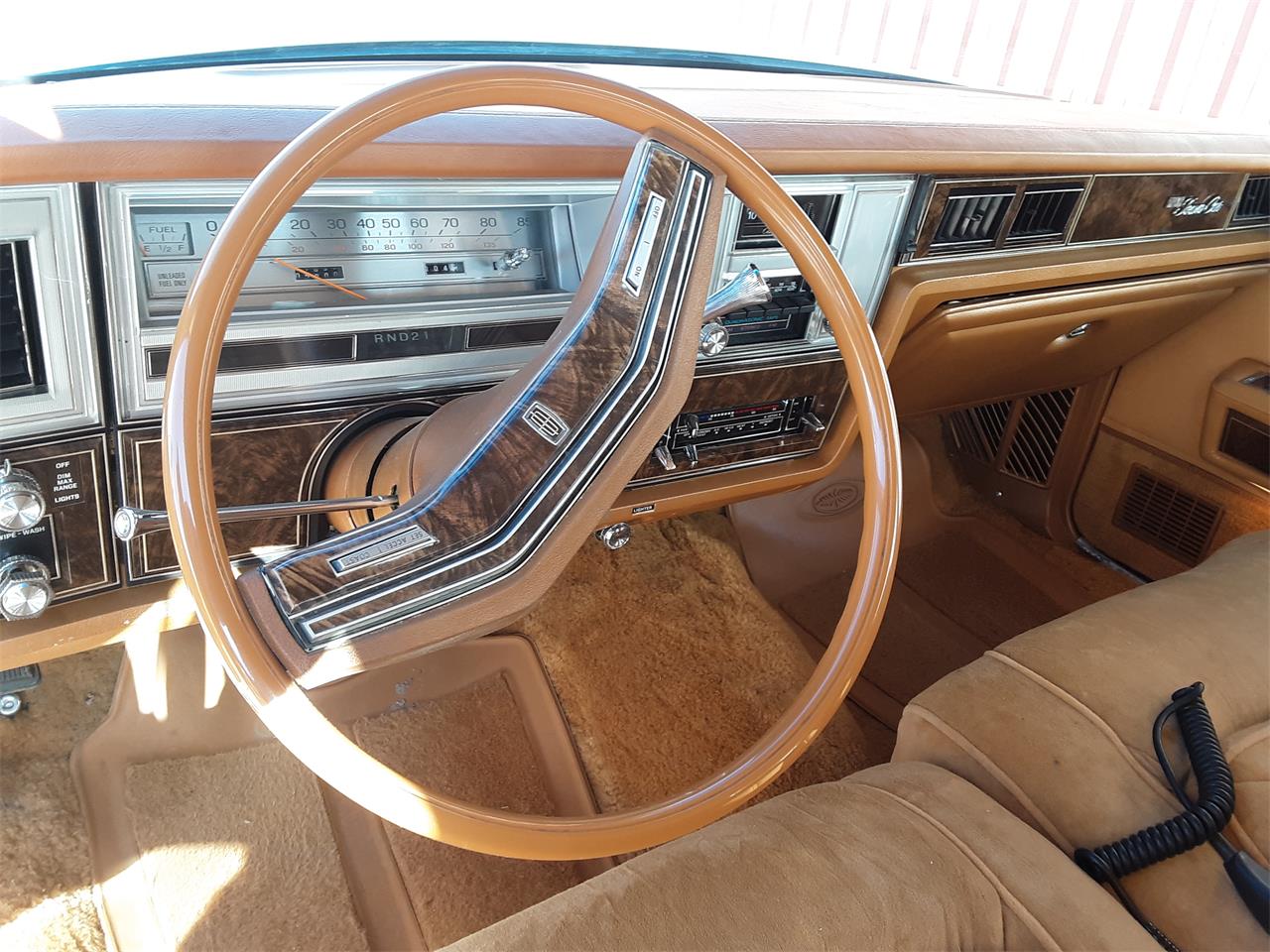 Lincoln-Town-car-1978-White-Gold-7