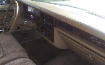 Lincoln-Town-car-1979-3