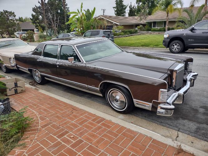 Lincoln-Town-car-1979-Dark-metallic-brown-Black-Cloth