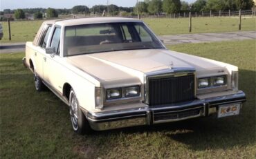 Lincoln-Town-car-1981-Cream-Gold-1