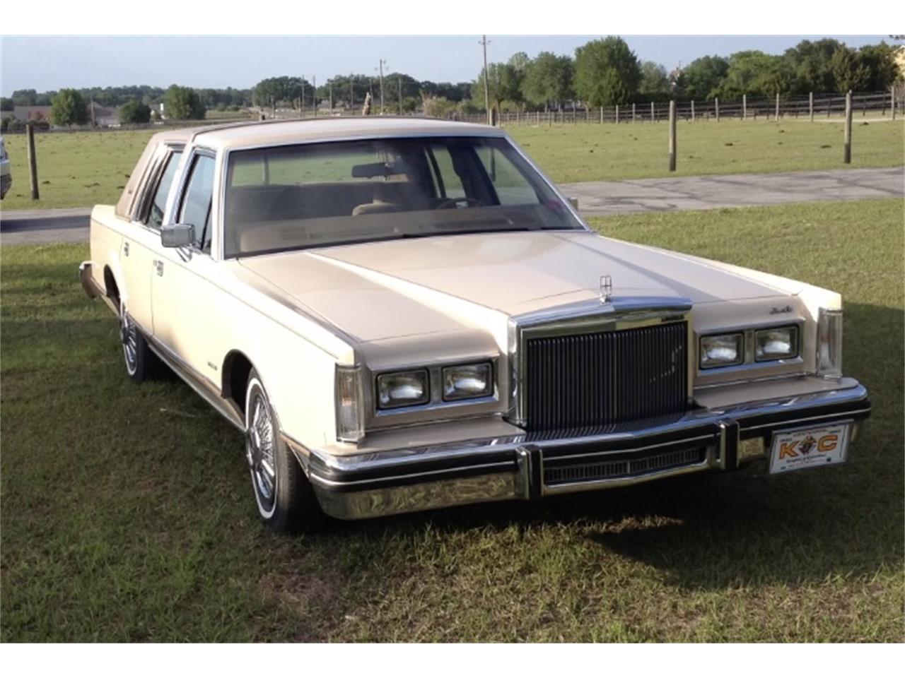 Lincoln-Town-car-1981-Cream-Gold-1