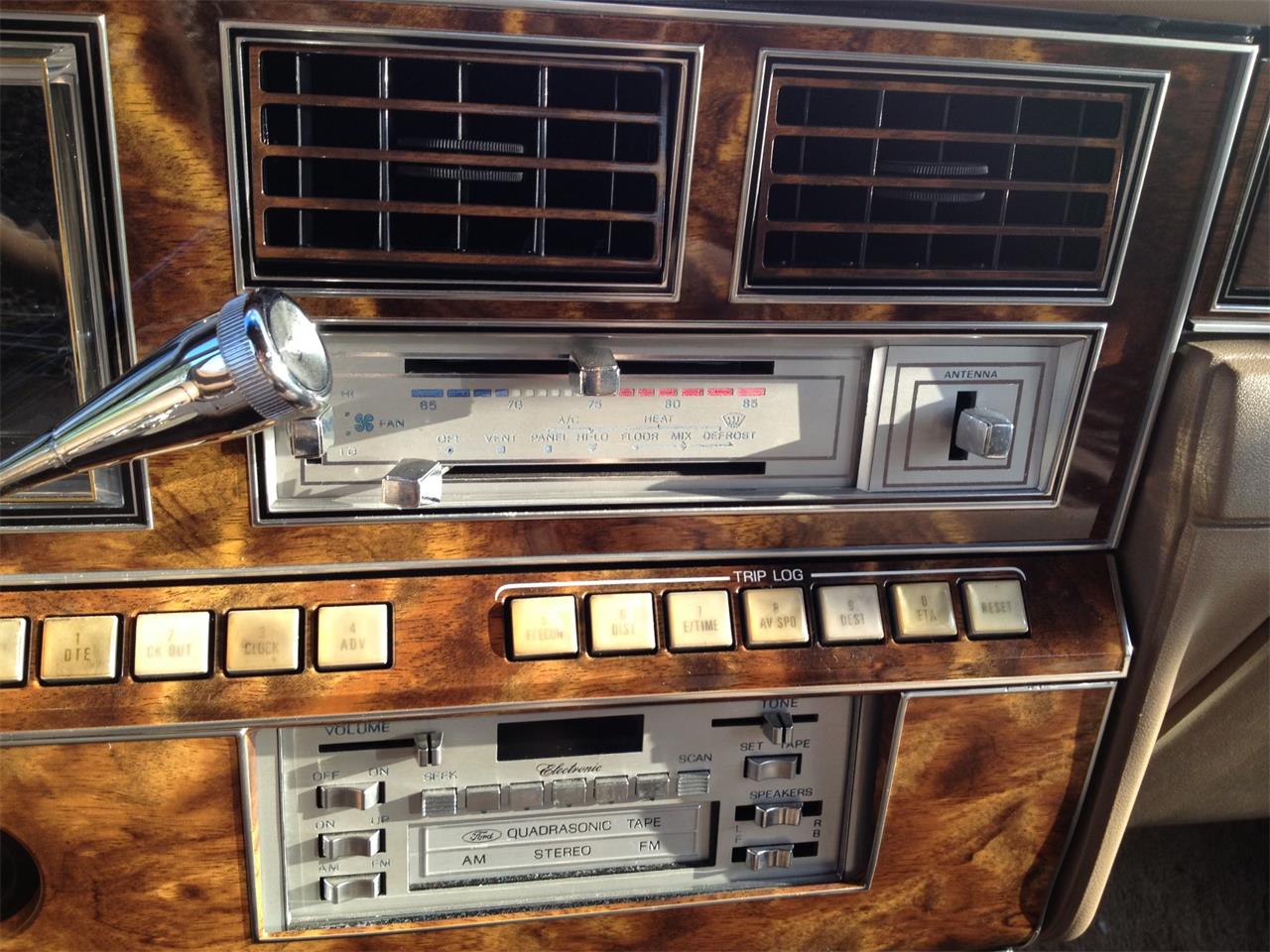Lincoln-Town-car-1981-Cream-Gold-10