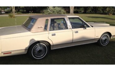 Lincoln-Town-car-1981-Cream-Gold-11