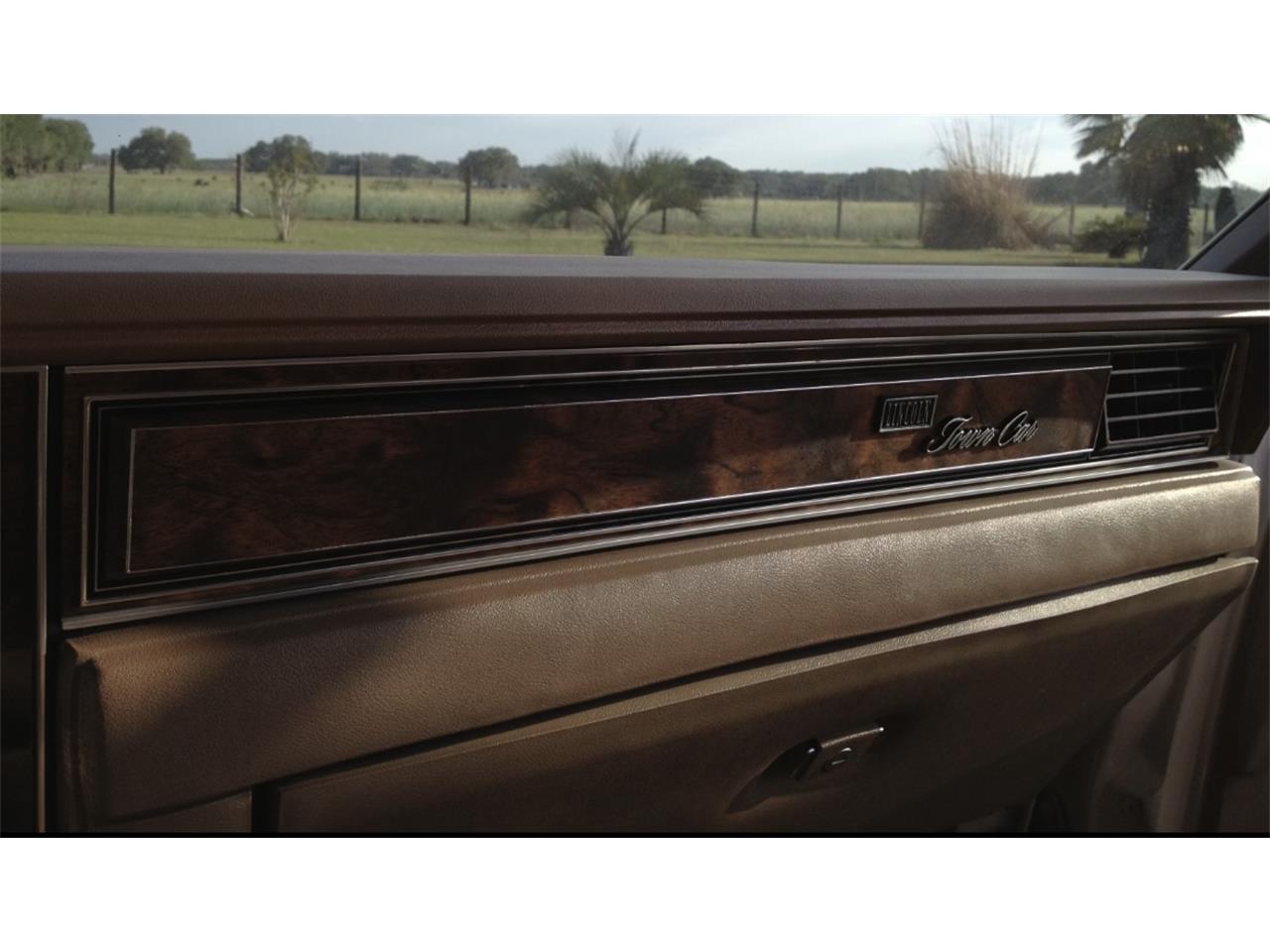 Lincoln-Town-car-1981-Cream-Gold-13