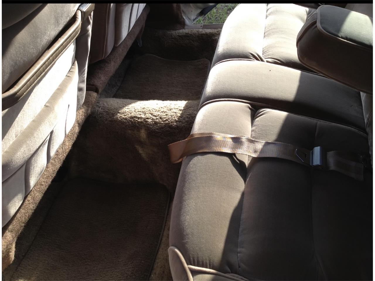 Lincoln-Town-car-1981-Cream-Gold-14