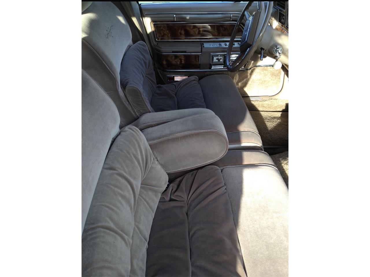 Lincoln-Town-car-1981-Cream-Gold-15