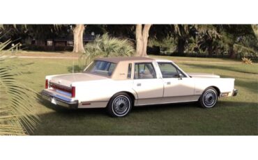 Lincoln-Town-car-1981-Cream-Gold-16