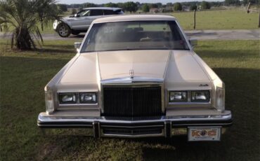 Lincoln-Town-car-1981-Cream-Gold-2