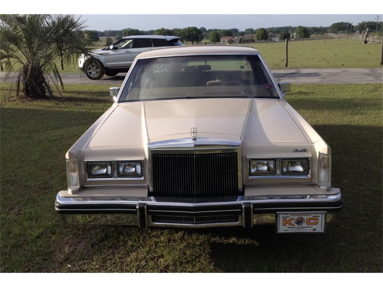 Lincoln-Town-car-1981-Cream-Gold-2
