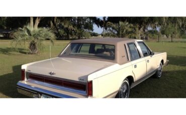 Lincoln-Town-car-1981-Cream-Gold-3