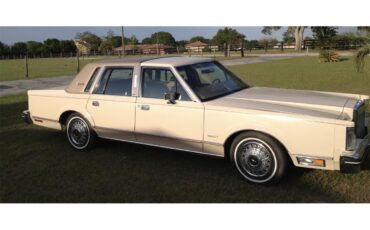Lincoln-Town-car-1981-Cream-Gold
