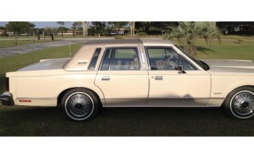 Lincoln-Town-car-1981-Cream-Gold-4